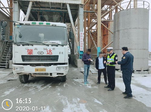 德慶交警迎戰(zhàn)春運(yùn)嚴(yán)查違規(guī)運(yùn)輸，一日查處準(zhǔn)“百噸王”車輛力保道路安全